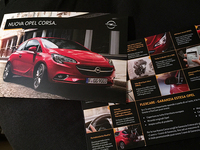 新型「オペル・コルサ」のカタログ。CMのなかで紹介されているステアリングヒーターをはじめ、上級車並みの装備が強調されている。