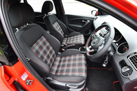 シートの表皮は、タータンチェック柄（写真）のほか、アルカンターラ×レザレットのコンビ（色はチタンブラック）も選べる。