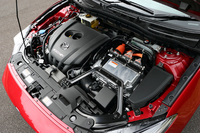 SKYACTIV-HYBRIDと呼ばれるハイブリッドシステムでは2リッターガソリンエンジン（99ps）にモーター（82ps）を組み合わせて136psのシステム合計出力を得ている。JC08モード燃費は30.8km/リッター。
