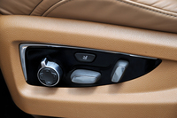 「プラチナム」の1列目シートには18ウェイの電動調整機構に加え、マッサージ機能も備わる。強さの調整は写真左のダイヤルで行う。
    