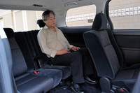 定員3名の3列目。先代より背もたれを70mm延長、掛け心地の向上を図ったという。