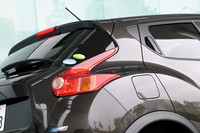 SUVとコンパクトスポーツカーのデザインを結合させたというジューク。同社のスポーツカー「フェアレディZ」を意識した（？）ブーメラン型リアランプが採用された。