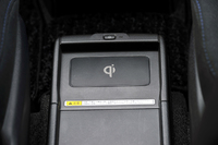 ハイブリッド仕様の「V」グレードでは、Qi（チー）規格に対応したスマホなどをワイヤレス充電できる「おくだけ充電」機能が標準で装備される（フロントシートの間に備わる）。