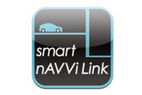 「smart nAVVi Link」はスマホとナビをBluetoothで連携し、カーナビをより使いやすくするためのアプリ。スマホで調べた目的地をナビに転送したり、スマホ画面に表示されるリモコンでナビのオーディオ機能を操作したりすることができる。