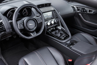 
	6段MT車のインテリア。「ライバル車に比べて、シフトストロークを前後左右方向ともに5～10mm短くするなど操作感にこだわった」とは開発者の弁。
	