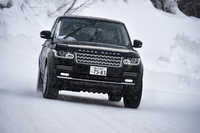 「レンジローバー オートバイオグラフィー」の車重は2550kg。慣性重量の大きさこそ感じさせるが、路面状況を繊細に伝えてくるので不安感は少ない。その身のこなしには優雅さすら漂う。
    