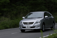 メッシュグリルを持つ「アリオン」に対し、「プレミオ」（写真）は4本の横バーをラジエータグリルに採用。