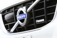 写真のフロントグリルのほか、フロントバンパー下のインテークの周囲や、ドアミラーのカバーには、ボルボが「シルクメタル」と呼ぶ落ち着いた光沢の素材が使われる。