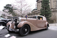 1935年「イスパノ・スイザK6」。佐賀藩主だった鍋島家の13代当主 鍋島直泰氏が裸シャシーで輸入し、自らデザインしたボディを屋敷内のガレージで架装させたというスペシャルで、現在はトヨタ博物館が所蔵する。桜にぴったりのボディカラーは「灰桜色」というそうだ。
