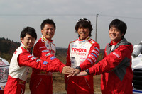 前人未踏の6連覇を目指すチームメンバー。右から森達人監督、1号車ドライバー三橋淳、2号車ドライバー寺田昌弘、2号車ナビゲーター田中幸佑。