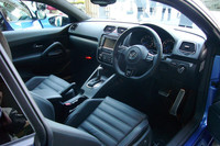 シロッコRのインテリア。Rロゴ付きのレザーシートやステアリングホイール、ドアシルプレートなどの専用パーツが備わる。