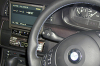 ショップデモカーのE46「BMW 3シリーズ」の純正ステアリングリモコンは動作確認済み。