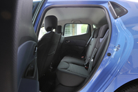 後席は6：4の分割可倒式。その窓側2座と助手席には、ISOFIXチャイルドシートの取り付け用のアンカーが備わる。
    