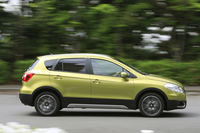 サイドビュー。シャープなキャラクターラインとSUVらしいフェンダーアーチモールが特徴とされている。