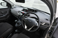 ステアリング位置は右のみ。「ゴールド」と「プラチナ」、2種類のグレードが設定される。写真はゴールド。シート地がファブリックになる。