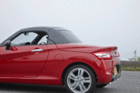 約20秒で開閉できる、電動開閉式のリトラクタブルハードトップ。構造は先代モデルと共通で、屋根を開けるには、ルーフロックを手動で解除する必要がある。（写真をクリックすると、ルーフの開く様子が見られます）