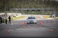 障害物回避のトレーニング風景。