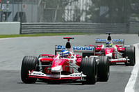 ランデブー走行が見られたトヨタ勢。クリスチアーノ・ダ・マッタ（後）は残り5周で惜しくもマシンを止めたものの、その真後を走っていたオリヴィエ・パニス（前）は今シーズン初めてポイントを獲得した。