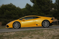 スタイリングの指揮を執ったのは、ランボルギーニ・チェントロスティーレのフィリッポ・ペリーニ氏。