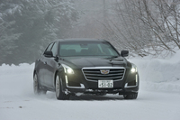 四輪駆動ならではの安定した足どりで雪道を行く「キャデラックCTSプレミアム」。