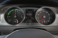 左側にあったタコメーターは、駆動用バッテリーの状態と出力を示すパワーディスプレイに代わっている。右側のスピードメーターの表示は160km/hまで。