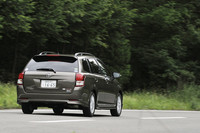 【テスト車のオプション装備】 185/60R15 84Hタイヤ＆15×5 1/2Jアルミホイール（センターオーナメント付き）＝5万1450円／アイドリングストップ機能（Toyota Stop & Start System）＝5万4600円／ルーフレール＝3万1500円／スマートエントリー（運転席・助手席・バックドア／アンサーバック機能付き、スマートキー2個）＆スタートシステム＋盗難防止システム（エンジンイモビライザーシステム）＝4万5150円／マルチリンクナビ＝13万1775円／バックガイドモニター＝2万7300円／ETC車載器ビルトインタイプ（ベーシックタイプ）＝1万448円