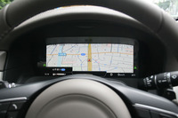 インフォテインメントシステムが一気に強化されたのも、新型「XF」の見どころのひとつ。メータークラスターに配置された12.3インチTFTパネルにナビゲーションの地図を表示できる。