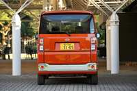 室内空間の追求と、高さを生かしたデザインのため、サイドパネルやテールゲートはほぼ垂直に立てられている。
    