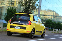 新型「トゥインゴ」のリアビュー。ショルダーラインが左右に大きく張り出したデザインは、世界ラリー選手権のために開発された、往年の「サンクターボ」をモチーフにしたという。