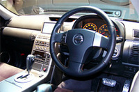 
	ステアリングのチルト機構はフェアレディZと同様、メーターが連動して動くタイプ
	 