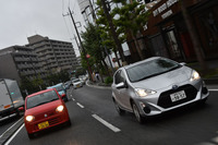 神奈川県内の市街地を行く、「トヨタ・アクア」（写真右）と「スズキ・アルト」。JC08モードの燃費値は、ともに37.0km/リッター。