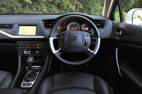 「C5ツアラー ファイナルエディション」の運転席まわり。ステアリングホイールは本革巻きになっている。