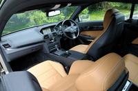 インテリアは、E350が本革、E550はナッパレザーを採用。前席シートバックを倒すと自動的にシートが前にスライドするイージーエントリー機構が、後席への乗降性を高める。