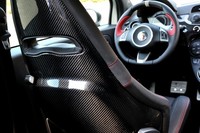 専用シート「アバルトコルサbyサベルト」のシェルはカーボン製。標準シートより10kg軽い。