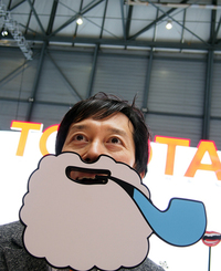 トヨタ・ブースにて、筆者。