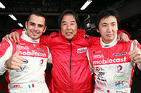 土曜日の予選で1-2を決めたmobilecast IMPULのブノワ・トレルイエ（左）、星野一義監督（中央）、松田次生。