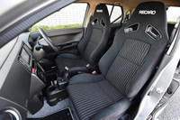 「アルト ワークス」に標準装備される、レカロ製のスポーツシート。色はブラックのみの設定となる。