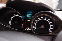 メーターは、アナログ式の2眼タイプ。
    