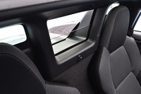 左右の座席間には、電動開閉式のリアウィンドウが設けられる。これによりキャビンに流れ込む風やエンジン音の量を調節できる。
    