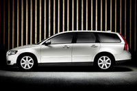 「ボルボV50 2.0e パワーシフト」。ルーフレールなどを省きつつ、300万円を切る価格でアピールする。