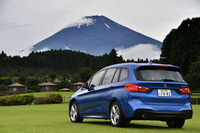 「Mスポーツ」の名を冠するテスト車には、スポーティーなデザインの前後バンパーやサイドスカートが備わっていた。