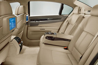 ロングバージョンの後席。9.2インチモニターと独立型iDriveコントローラーを備えるエンターテインメントシステムは、オプションで選べる。