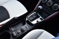 センターコンソール部。左下に見える「コマンダーコントロール」は、センターディスプレイに映し出されるマツダ コネクトを操作するためのデバイスで、手元を確認することなく直感的な操作ができるとうたわれる。
    