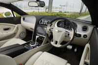 インテリアの様子。左右対称のインストゥルメントパネルのデザインは、「ベントレーウイング」と呼ばれるエンブレムをモチーフとしたもの。