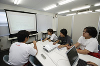 慣熟走行のログデータをもとに、プロドライバーから走行のアドバイスを受ける。マーチカップのすばらしいシステムの一つだ。