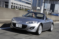 マイナーチェンジによって、フロントのロールセンター高が26mm下げられた。自然なロール感と操舵に対するリニアな応答性を得るとマツダは謳う。
