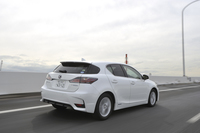 マイナーチェンジによって、リアバンパーも「低重心で踏ん張り感のある意匠」（レクサス）に変更された。