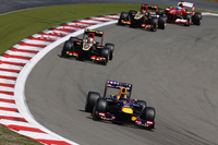 レース後半はベッテル対ロータスのつばぜり合いとなった。残り11周で首位に返り咲いたベッテルを先頭に、グロジャン、ライコネン、そしてフェルナンド・アロンソまでが僅差で連なる展開。ソフトタイヤを履くライコネンはグロジャンを抜き優勝を目指したが時間切れで2位。ベッテルは1秒差で勝利した。（Photo=Red Bull Racing）
    