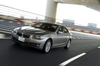 新しい「523i」には、アイドリングストップ機構や「ECO PROモード」が装備され、10・15モード燃費は14.4km/リッターに向上した（2.5リッター直6モデルは11.4km/リッター）。この「ECO PROモード」は、アクセルペダルやトランスミッションのレスポンス、シフトタイミングなどを最適化し、エアコンも制御することでエコドライブをサポートするモード。