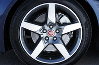 「XE Rスポーツ」（2リッター直4ガソリンターボ／240ps仕様）の試乗車には、225/45R18サイズのピレリ・チントゥラートP7タイヤが装着されていた。
    